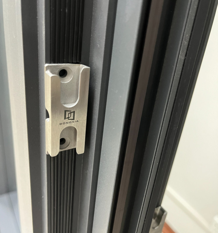 Fenêtre de coffrage de style minimaliste moderne avec écran caché facile à enlever et à nettoyer