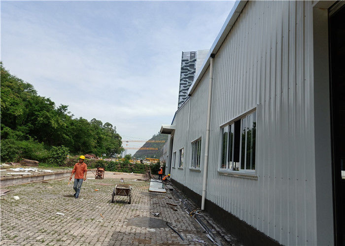 Colorez le bâtiment de structure métallique de voyant de mur de tôle d'acier avec la porte de roulement